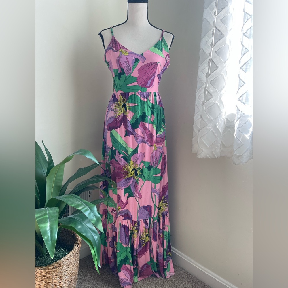 NWT! Adjustable straps and lined.